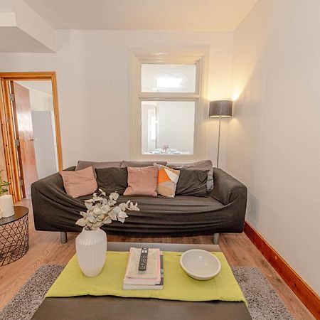 Beautiful 4 Bedrooms House, 7 Walk To Train Station Plumstead  Exterior photo