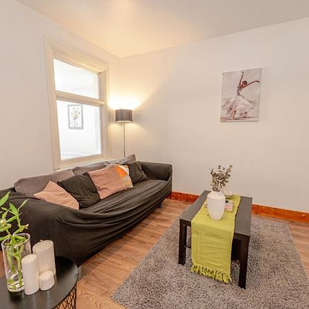 Beautiful 4 Bedrooms House, 7 Walk To Train Station Plumstead  Exterior photo
