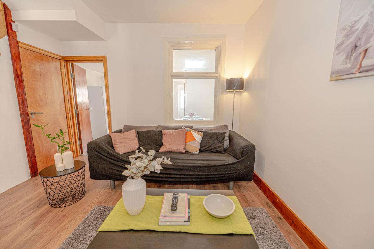 Beautiful 4 Bedrooms House, 7 Walk To Train Station Plumstead  Exterior photo
