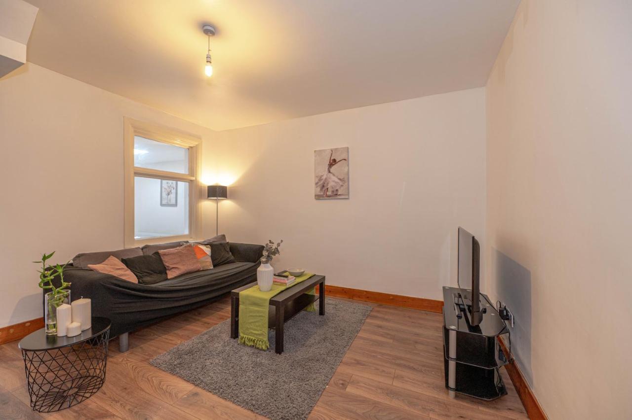 Beautiful 4 Bedrooms House, 7 Walk To Train Station Plumstead  Exterior photo