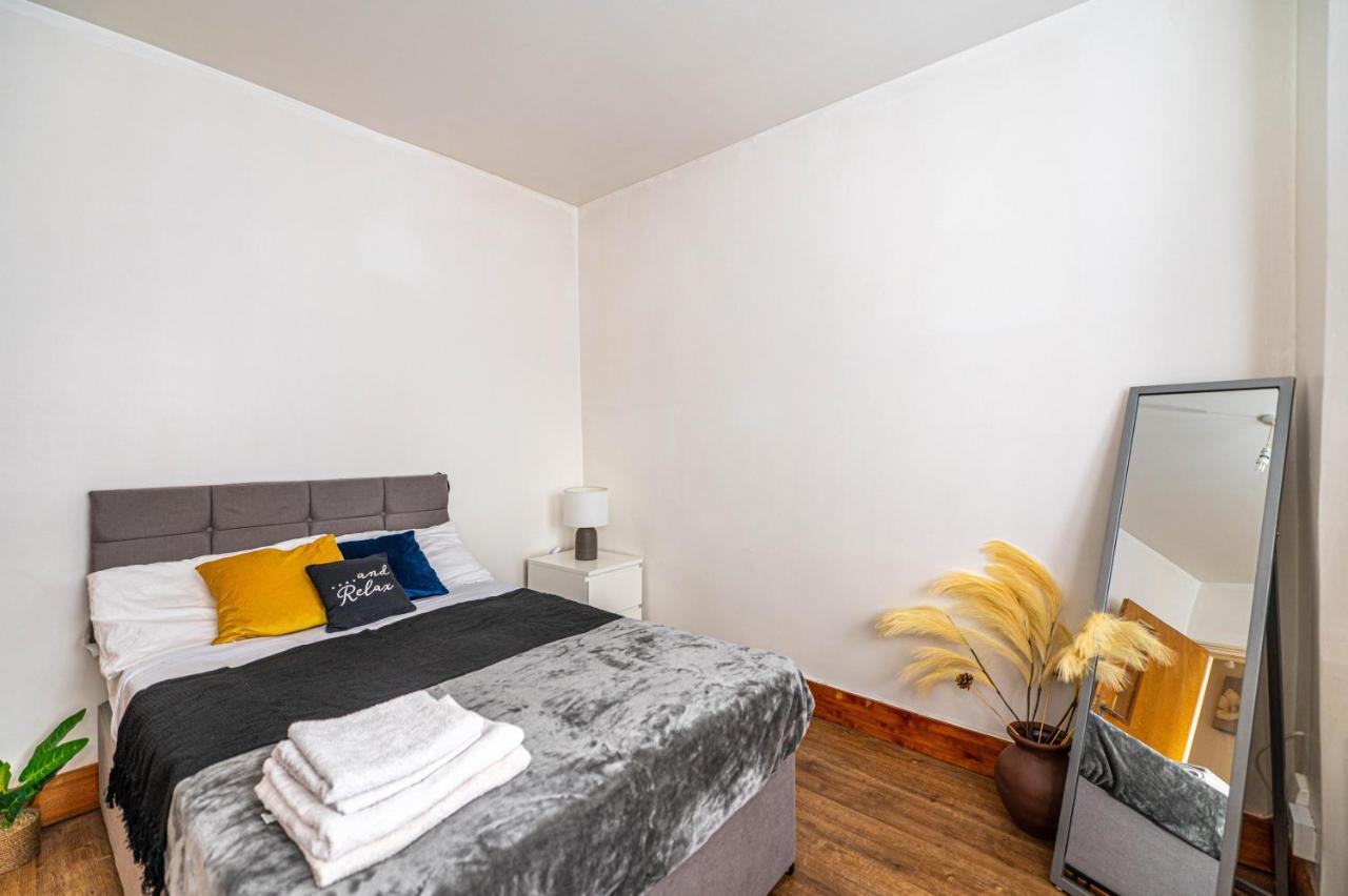 Beautiful 4 Bedrooms House, 7 Walk To Train Station Plumstead  Exterior photo