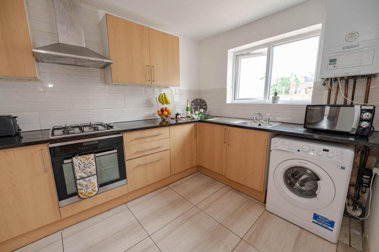 Beautiful 4 Bedrooms House, 7 Walk To Train Station Plumstead  Exterior photo