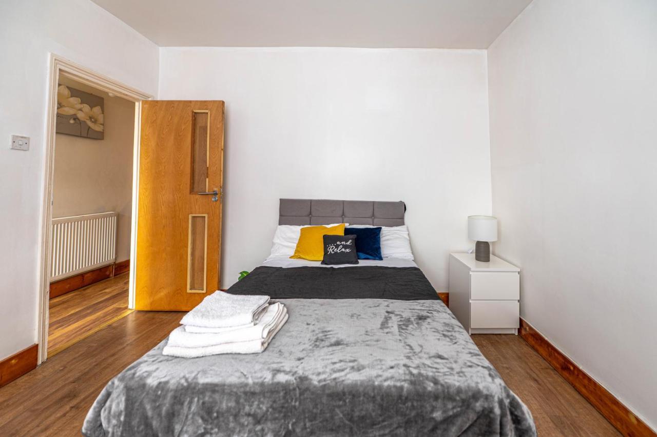 Beautiful 4 Bedrooms House, 7 Walk To Train Station Plumstead  Exterior photo