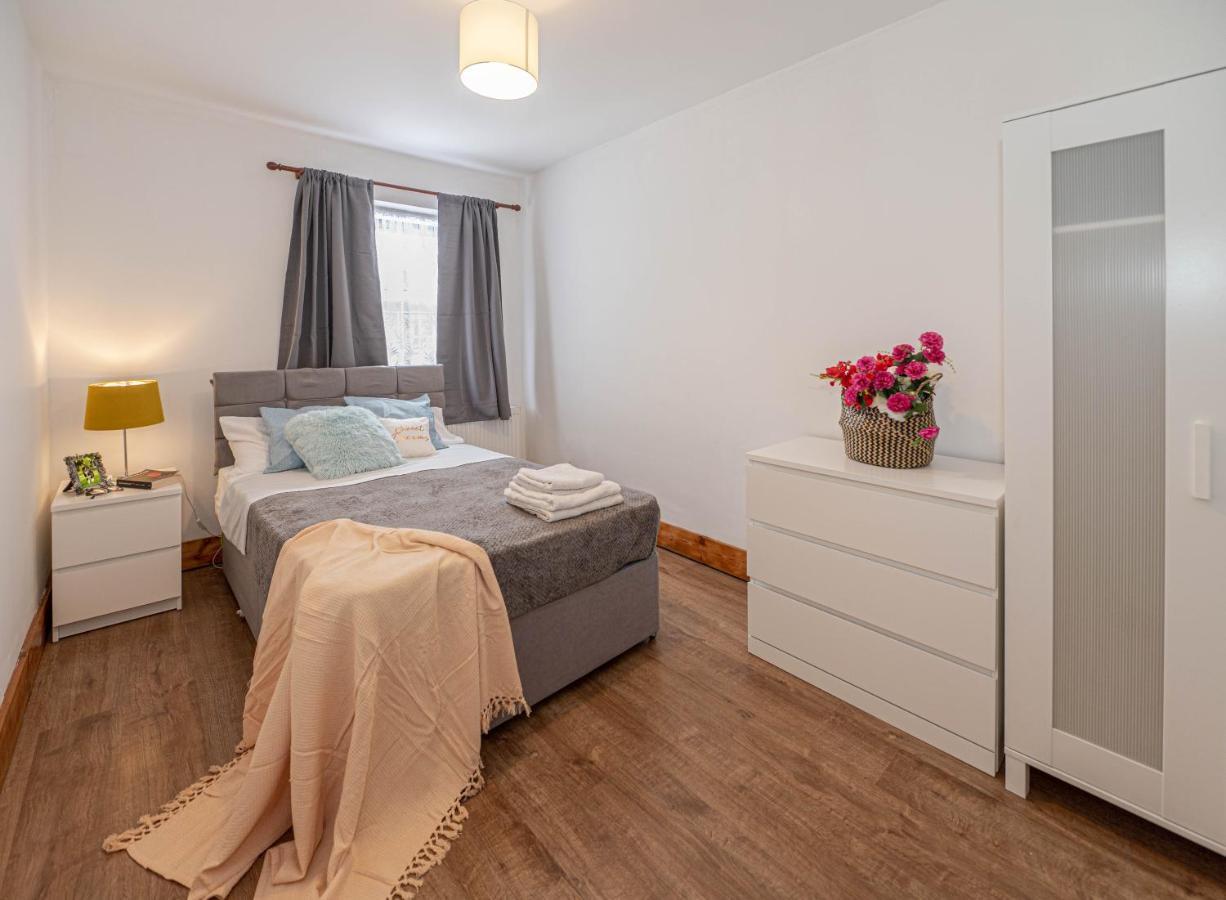 Beautiful 4 Bedrooms House, 7 Walk To Train Station Plumstead  Exterior photo