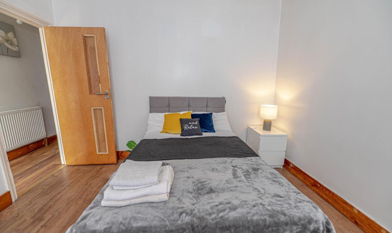 Beautiful 4 Bedrooms House, 7 Walk To Train Station Plumstead  Exterior photo
