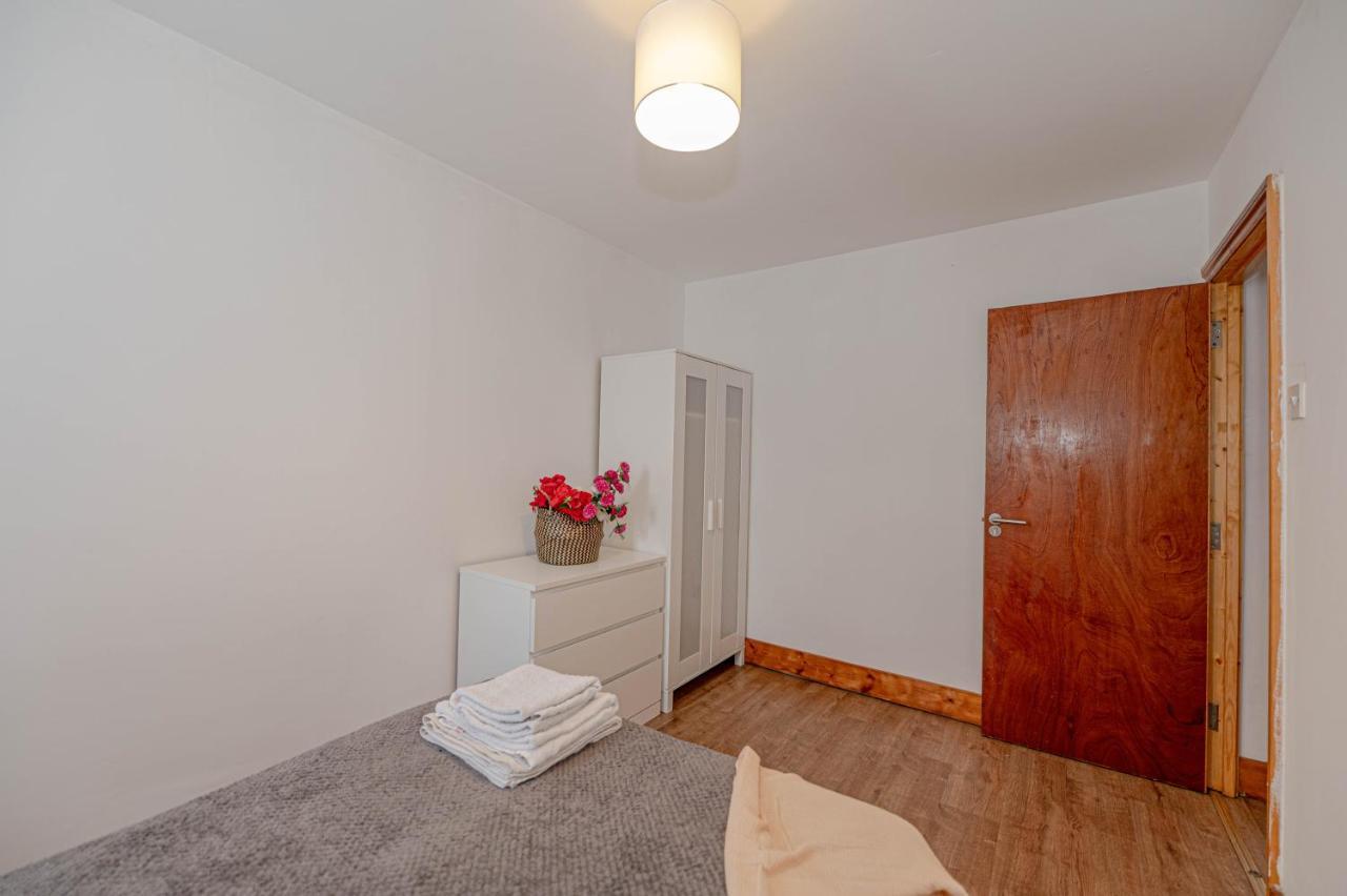 Beautiful 4 Bedrooms House, 7 Walk To Train Station Plumstead  Exterior photo
