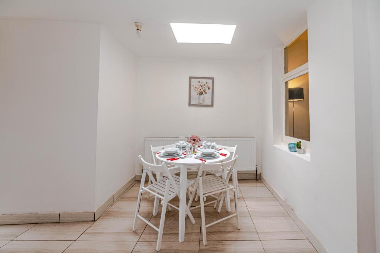 Beautiful 4 Bedrooms House, 7 Walk To Train Station Plumstead  Exterior photo