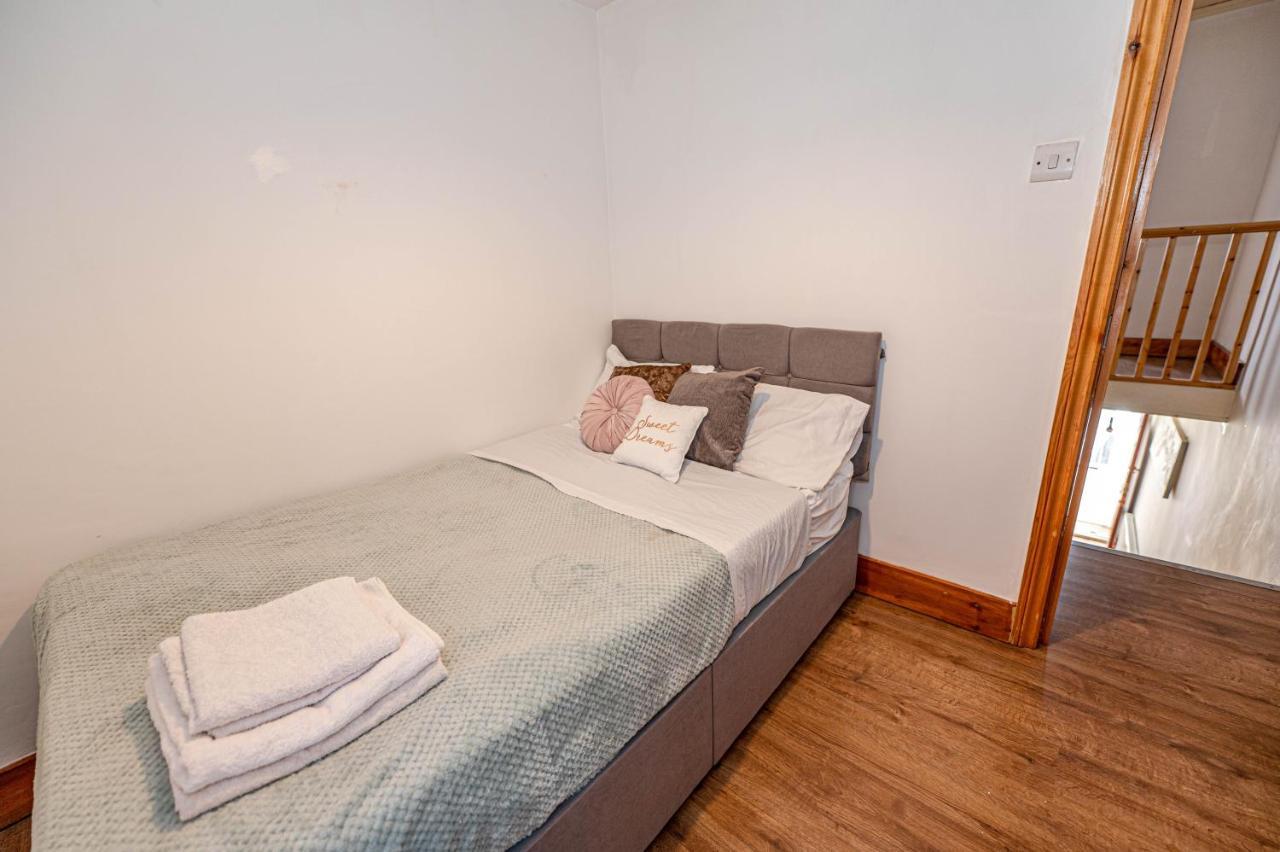 Beautiful 4 Bedrooms House, 7 Walk To Train Station Plumstead  Exterior photo