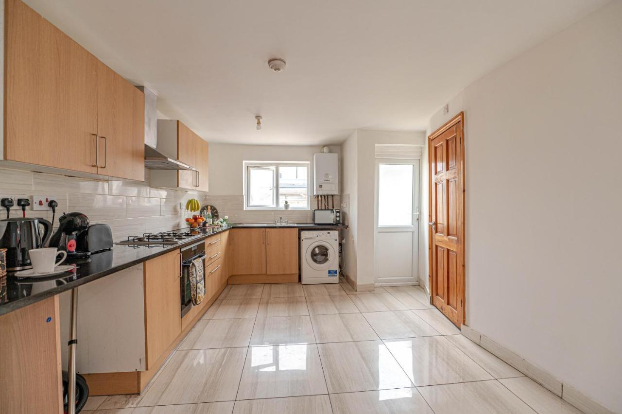 Beautiful 4 Bedrooms House, 7 Walk To Train Station Plumstead  Exterior photo