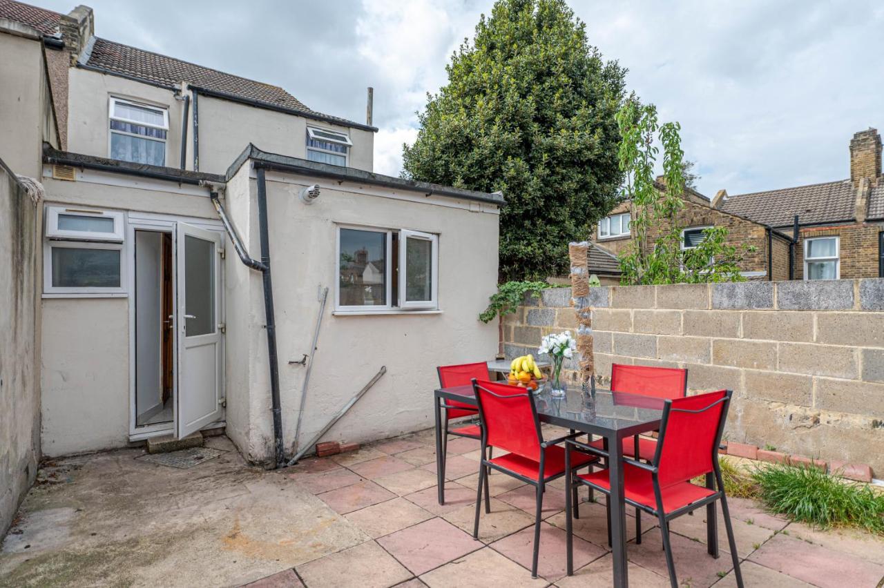 Beautiful 4 Bedrooms House, 7 Walk To Train Station Plumstead  Exterior photo