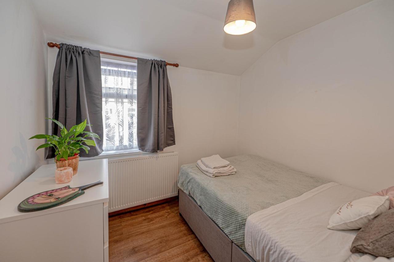 Beautiful 4 Bedrooms House, 7 Walk To Train Station Plumstead  Exterior photo