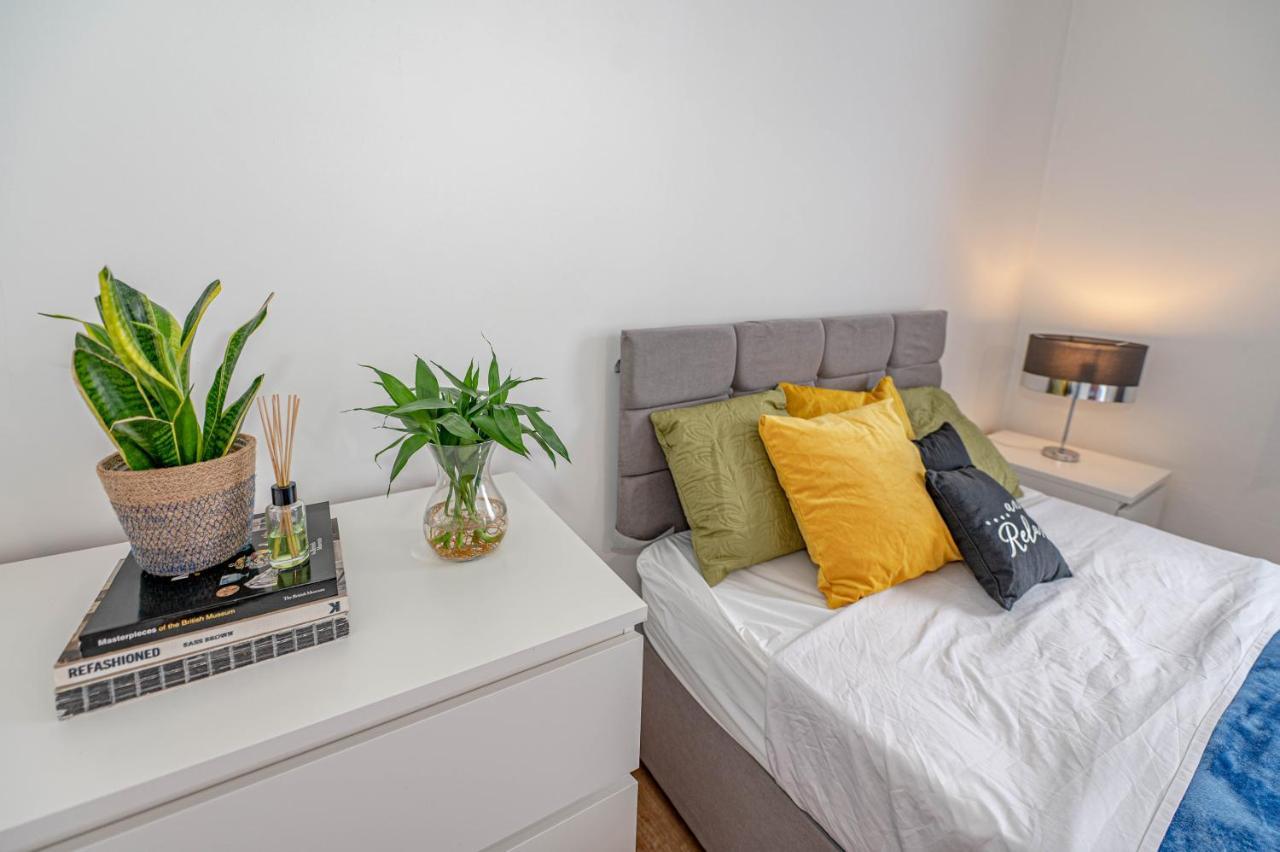 Beautiful 4 Bedrooms House, 7 Walk To Train Station Plumstead  Exterior photo