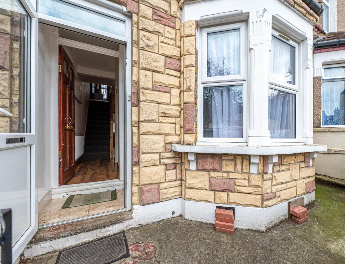 Beautiful 4 Bedrooms House, 7 Walk To Train Station Plumstead  Exterior photo