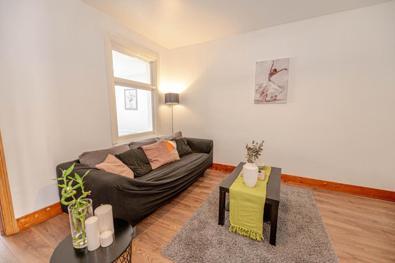 Beautiful 4 Bedrooms House, 7 Walk To Train Station Plumstead  Exterior photo