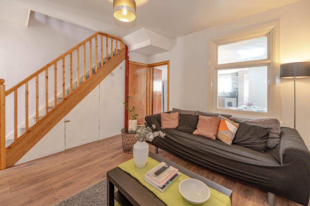 Beautiful 4 Bedrooms House, 7 Walk To Train Station Plumstead  Exterior photo