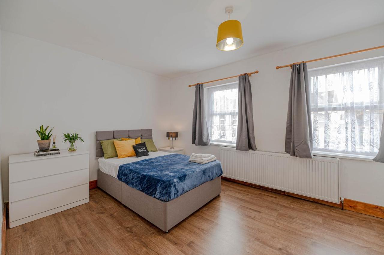 Beautiful 4 Bedrooms House, 7 Walk To Train Station Plumstead  Exterior photo