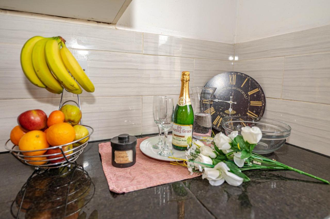 Beautiful 4 Bedrooms House, 7 Walk To Train Station Plumstead  Exterior photo