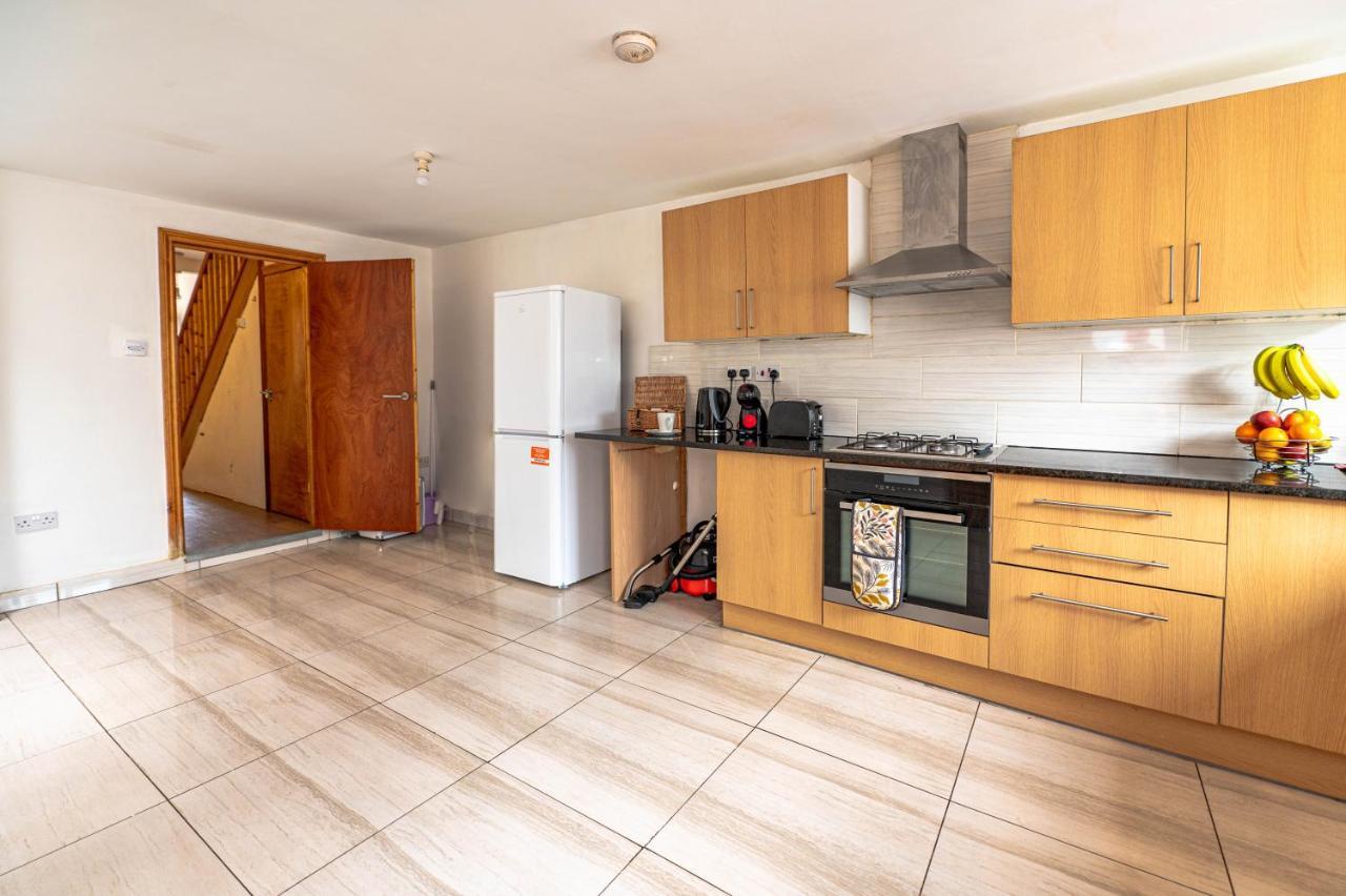 Beautiful 4 Bedrooms House, 7 Walk To Train Station Plumstead  Exterior photo