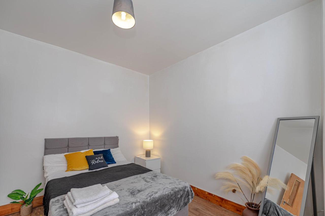 Beautiful 4 Bedrooms House, 7 Walk To Train Station Plumstead  Exterior photo