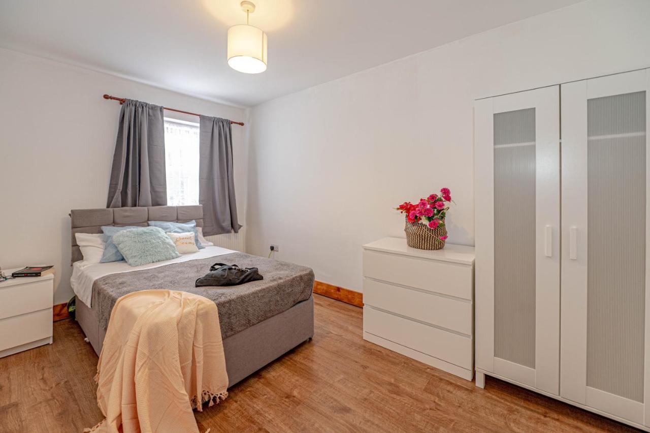 Beautiful 4 Bedrooms House, 7 Walk To Train Station Plumstead  Exterior photo