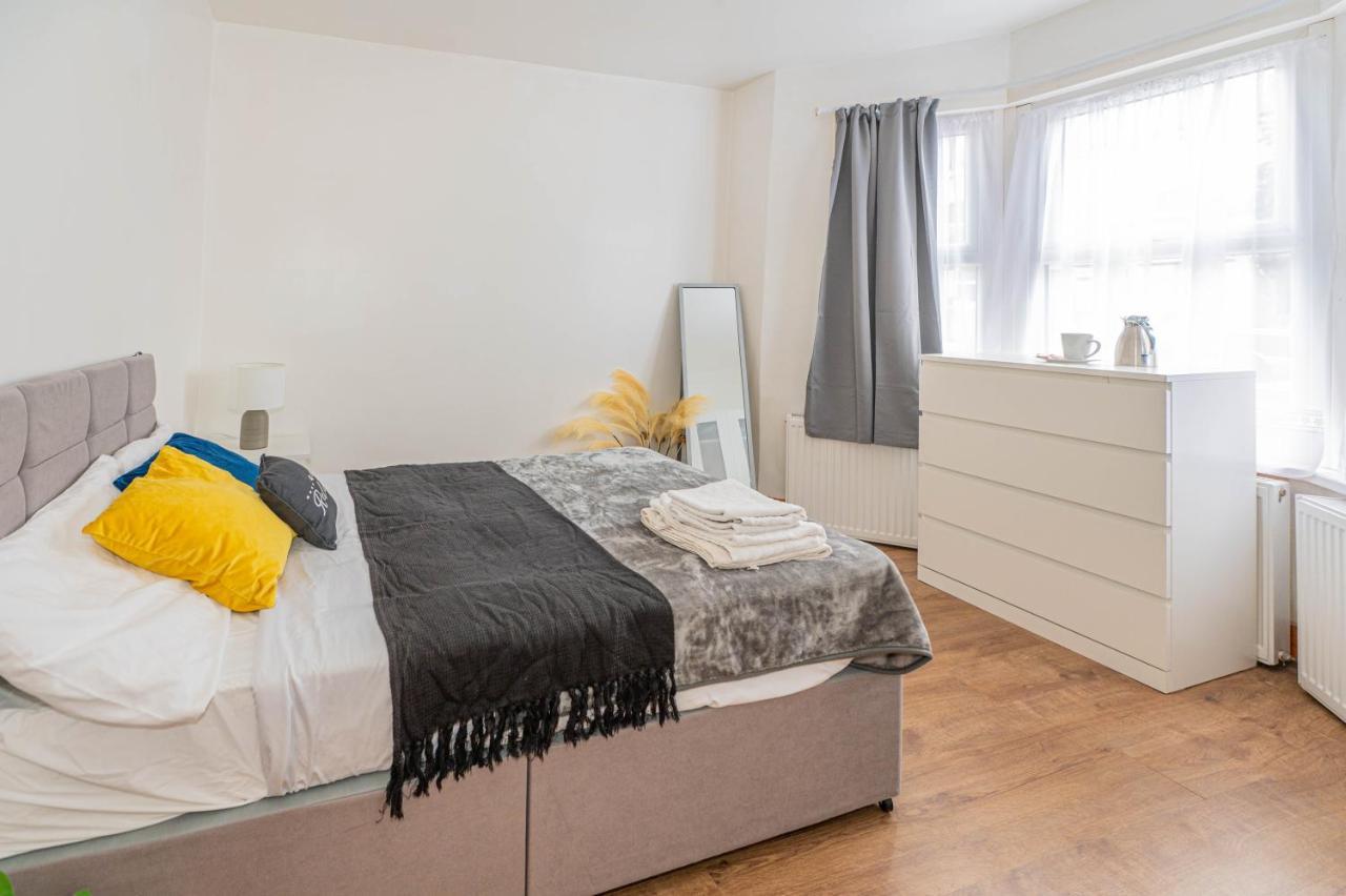 Beautiful 4 Bedrooms House, 7 Walk To Train Station Plumstead  Exterior photo