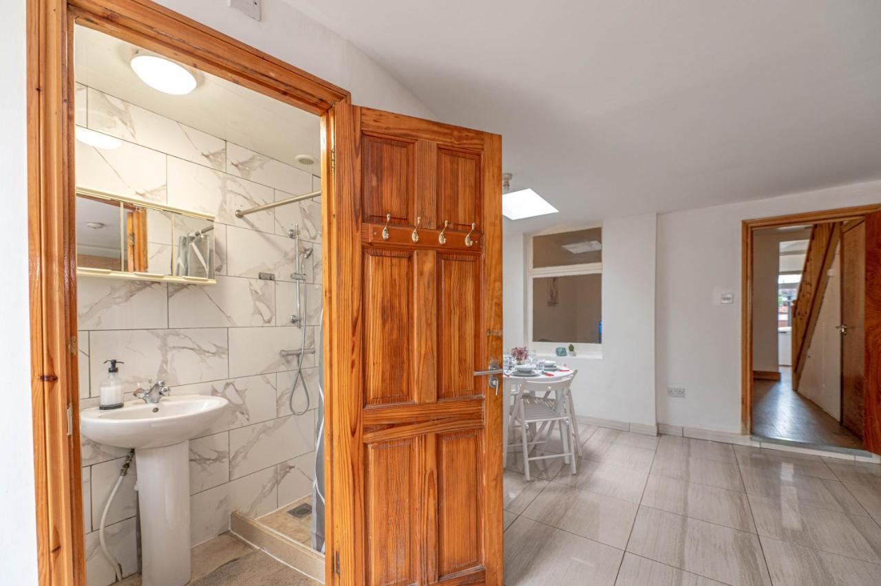 Beautiful 4 Bedrooms House, 7 Walk To Train Station Plumstead  Exterior photo
