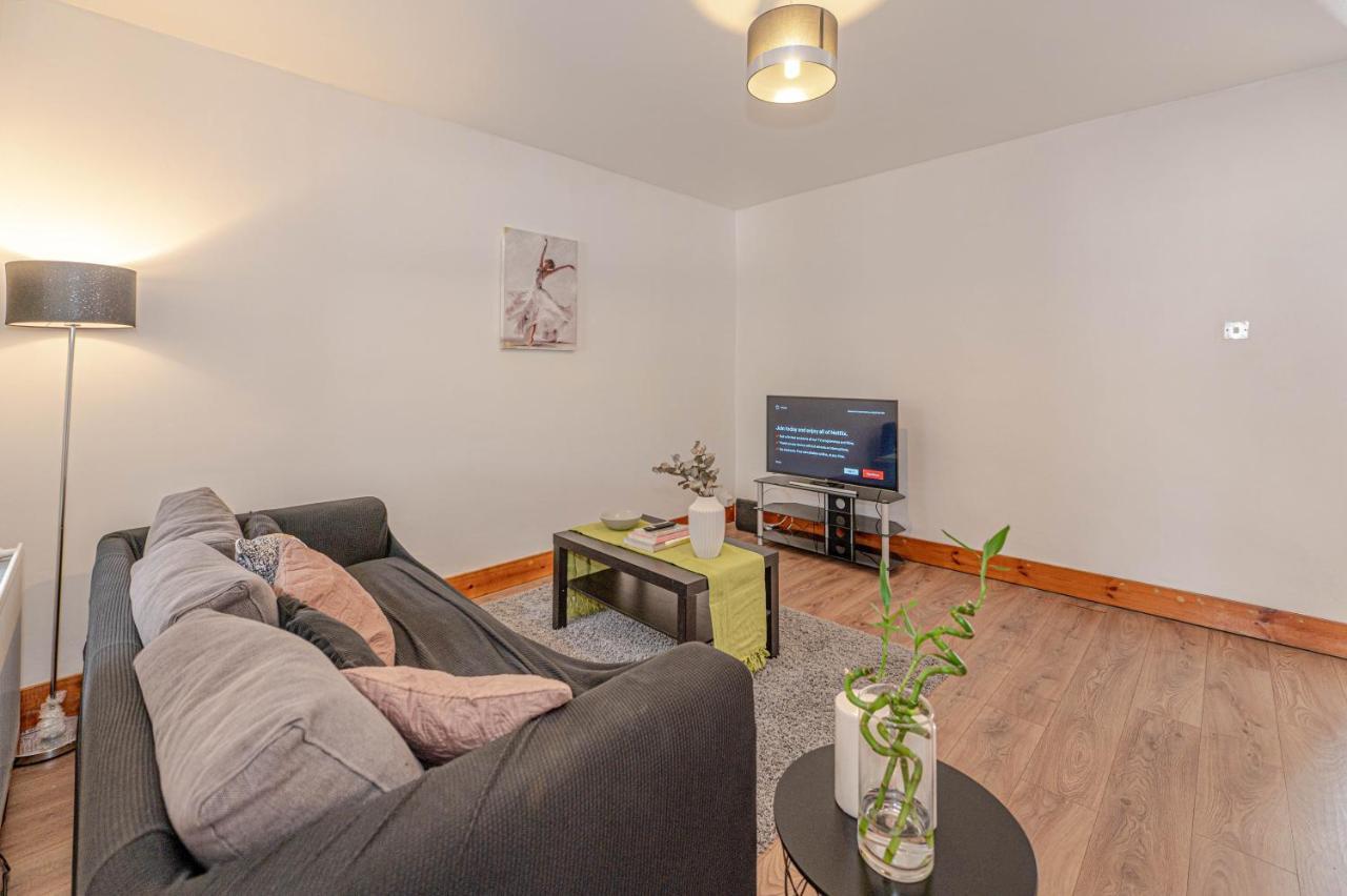 Beautiful 4 Bedrooms House, 7 Walk To Train Station Plumstead  Exterior photo
