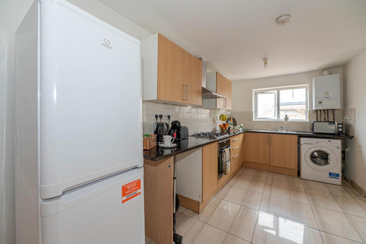 Beautiful 4 Bedrooms House, 7 Walk To Train Station Plumstead  Exterior photo