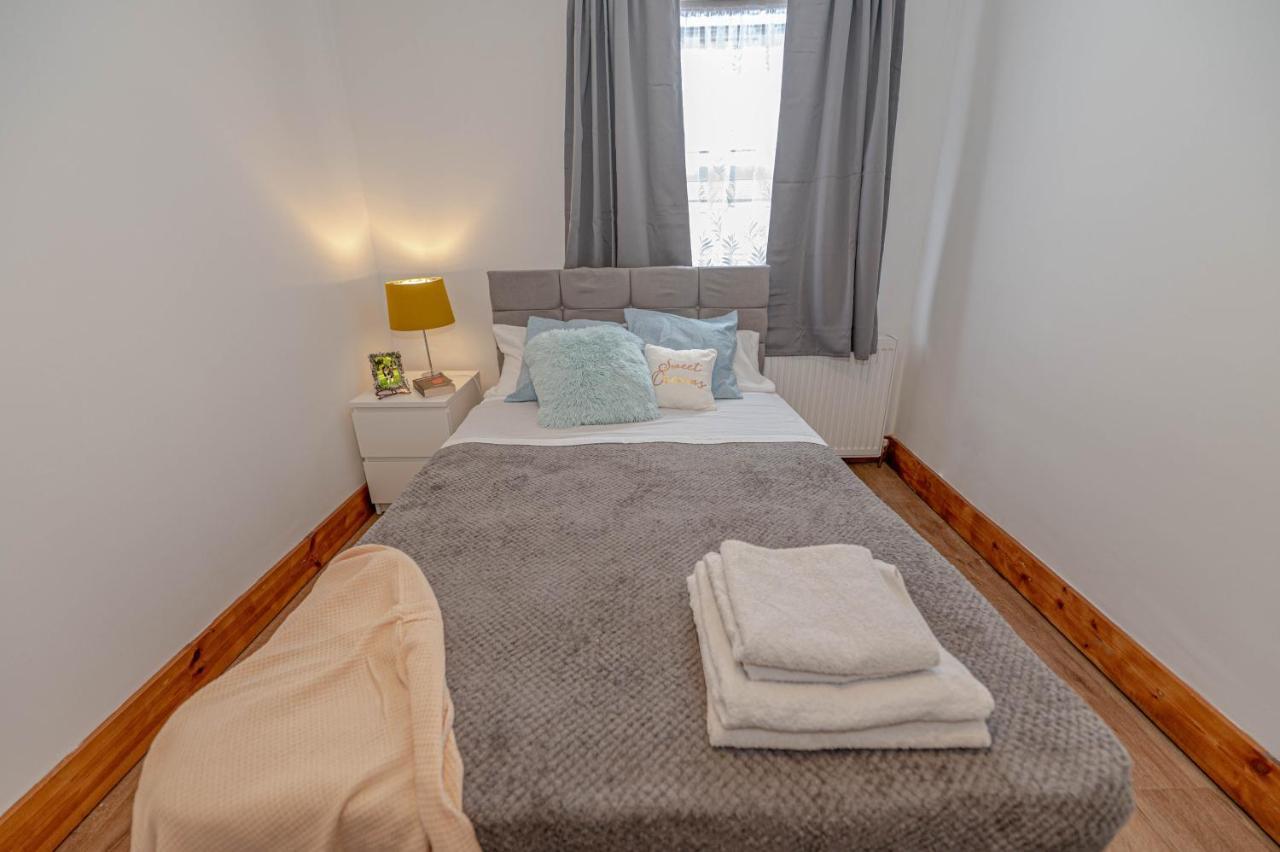 Beautiful 4 Bedrooms House, 7 Walk To Train Station Plumstead  Exterior photo